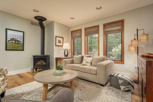 10 Cathcart Street, Huron-Kinloss, ON - Indoor Photo Showing Living Room With Fireplace