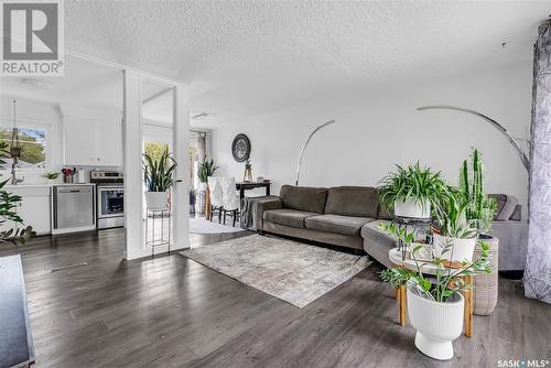 306 Montreal Avenue, Saskatoon, SK - Indoor Photo Showing Living Room