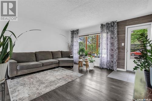 306 Montreal Avenue, Saskatoon, SK - Indoor Photo Showing Living Room