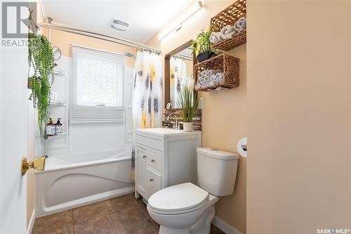 306 Montreal Avenue, Saskatoon, SK - Indoor Photo Showing Bathroom
