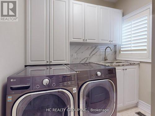 31 Gleave Court, Aurora, ON - Indoor Photo Showing Laundry Room