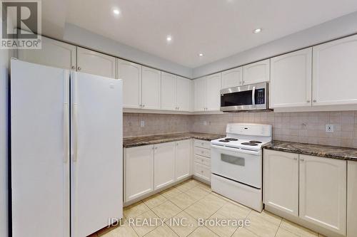 110 Holly Drive, Richmond Hill, ON - Indoor Photo Showing Kitchen