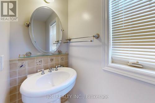 110 Holly Drive, Richmond Hill, ON - Indoor Photo Showing Bathroom