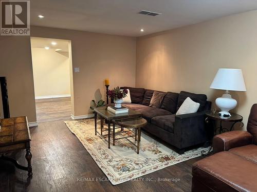 611 Sir Richard'S Road, Mississauga, ON - Indoor Photo Showing Living Room