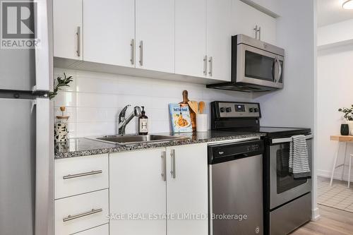 501 - 1420 Dupont Street, Toronto, ON - Indoor Photo Showing Kitchen With Upgraded Kitchen