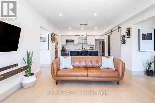 110 - 5 Chef Lane, Barrie, ON - Indoor Photo Showing Living Room