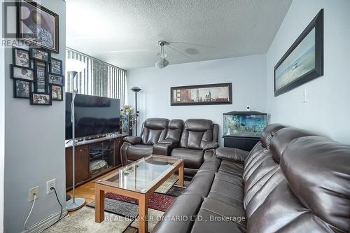 337 - 2 Valhalla Inn Road, Toronto, ON - Indoor Photo Showing Living Room