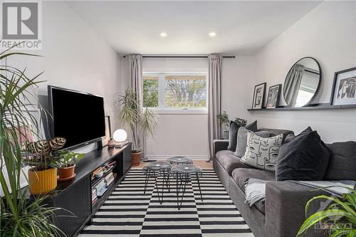 26 Stinson Avenue, Ottawa, ON - Indoor Photo Showing Living Room