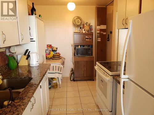 Ph05 - 177 Linus Road, Toronto, ON - Indoor Photo Showing Kitchen