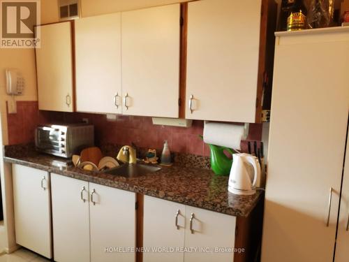 Ph05 - 177 Linus Road, Toronto, ON - Indoor Photo Showing Kitchen