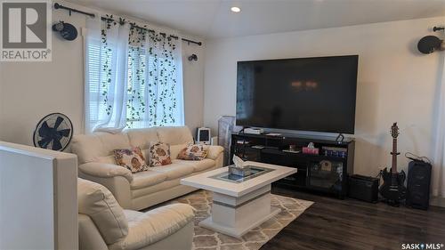 668 Ells Crescent, Saskatoon, SK - Indoor Photo Showing Living Room