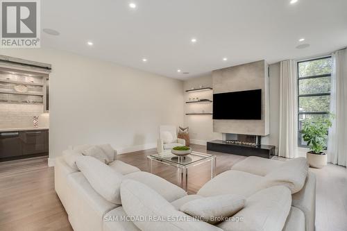 1580 Crestview Avenue, Mississauga, ON - Indoor Photo Showing Living Room
