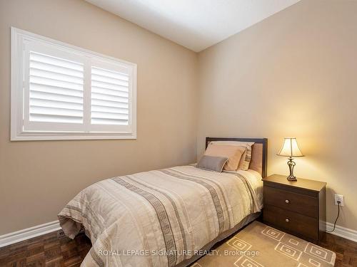 17 Wildflower Dr, Richmond Hill, ON - Indoor Photo Showing Bedroom