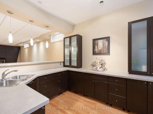 17 Wildflower Dr, Richmond Hill, ON - Indoor Photo Showing Kitchen With Double Sink