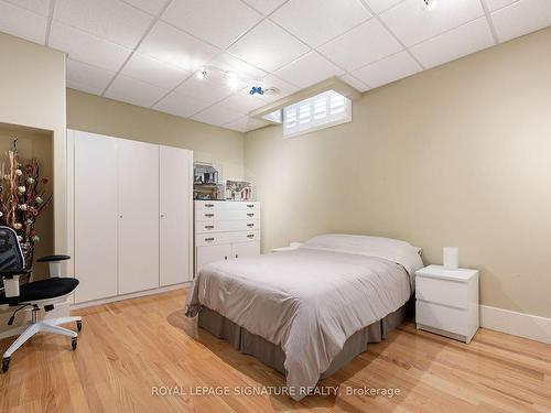 17 Wildflower Dr, Richmond Hill, ON - Indoor Photo Showing Bedroom