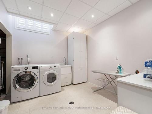 17 Wildflower Dr, Richmond Hill, ON - Indoor Photo Showing Laundry Room