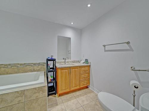 Bathroom - 311-7620 Boul. Marie-Victorin, Brossard, QC - Indoor Photo Showing Bathroom