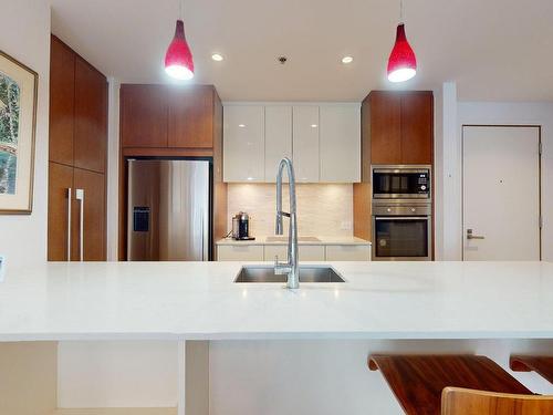 Kitchen - 708-1548 Rue Des Bassins, Montréal (Le Sud-Ouest), QC - Indoor Photo Showing Kitchen With Double Sink With Upgraded Kitchen