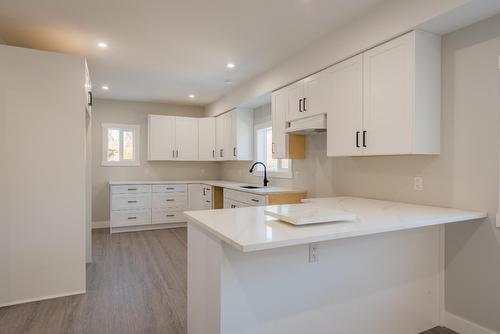 3204 Columbia Avenue, Castlegar, BC - Indoor Photo Showing Kitchen