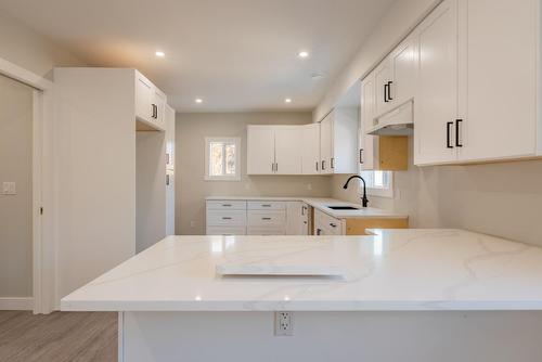 3204 Columbia Avenue, Castlegar, BC - Indoor Photo Showing Kitchen