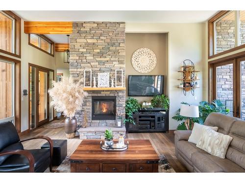 6133 Pippers Lane, Nelson, BC - Indoor Photo Showing Living Room With Fireplace