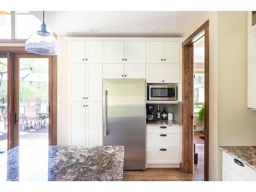 6133 Pippers Lane, Nelson, BC - Indoor Photo Showing Kitchen With Upgraded Kitchen