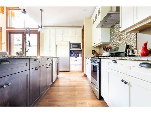 6133 Pippers Lane, Nelson, BC - Indoor Photo Showing Kitchen