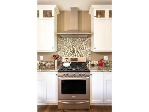 6133 Pippers Lane, Nelson, BC - Indoor Photo Showing Kitchen