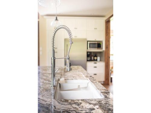 6133 Pippers Lane, Nelson, BC - Indoor Photo Showing Kitchen