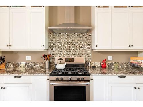 6133 Pippers Lane, Nelson, BC - Indoor Photo Showing Kitchen