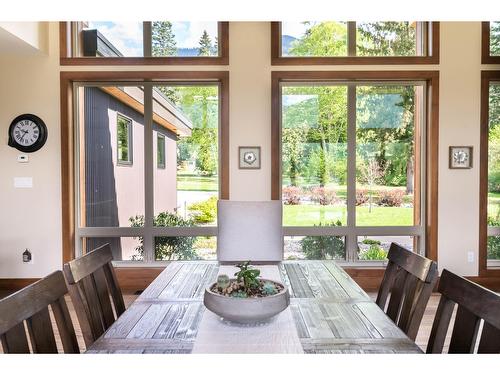 6133 Pippers Lane, Nelson, BC - Indoor Photo Showing Dining Room