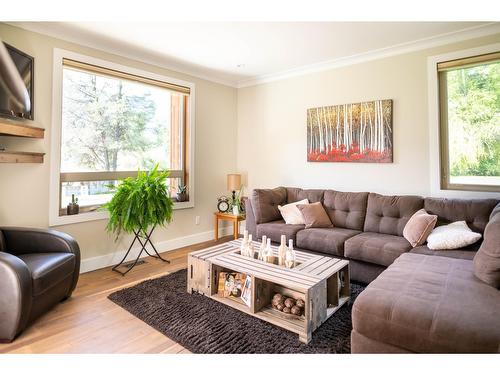 6133 Pippers Lane, Nelson, BC - Indoor Photo Showing Living Room