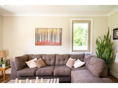 6133 Pippers Lane, Nelson, BC - Indoor Photo Showing Living Room