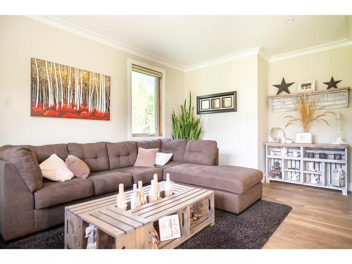 6133 Pippers Lane, Nelson, BC - Indoor Photo Showing Living Room