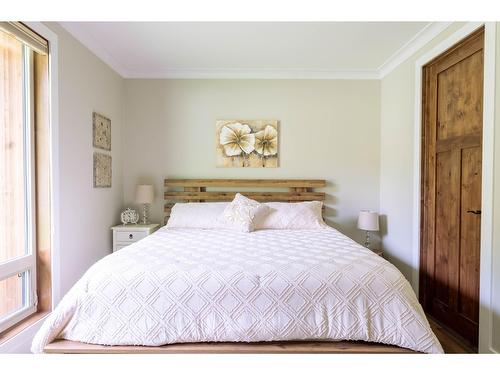 6133 Pippers Lane, Nelson, BC - Indoor Photo Showing Bedroom