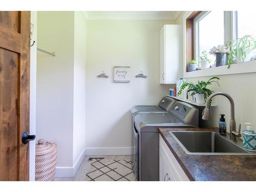 6133 Pippers Lane, Nelson, BC - Indoor Photo Showing Laundry Room