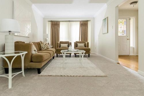 32 Ravine Drive, Hamilton, ON - Indoor Photo Showing Living Room