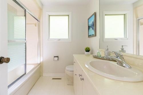 32 Ravine Drive, Hamilton, ON - Indoor Photo Showing Bathroom