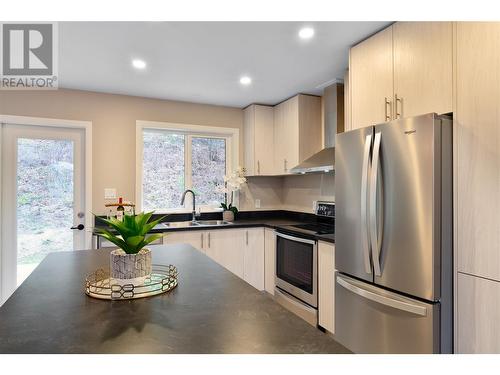 2872 Golf Course Drive, Blind Bay, BC - Indoor Photo Showing Kitchen With Double Sink With Upgraded Kitchen