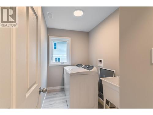 2864 Golf Course Drive, Blind Bay, BC - Indoor Photo Showing Laundry Room