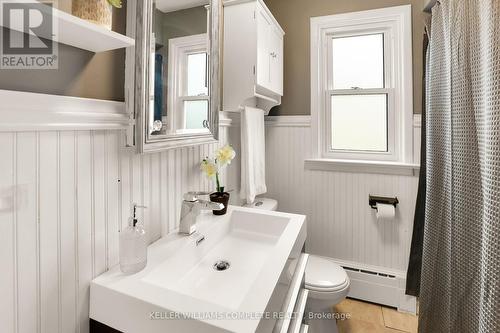548 Upper Sherman Avenue, Hamilton, ON - Indoor Photo Showing Bathroom