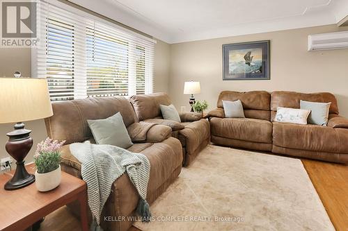 548 Upper Sherman Avenue, Hamilton, ON - Indoor Photo Showing Living Room