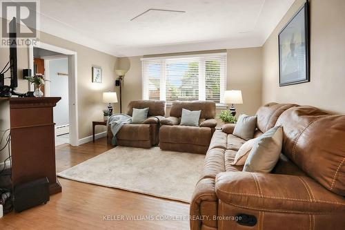 548 Upper Sherman Avenue, Hamilton, ON - Indoor Photo Showing Living Room