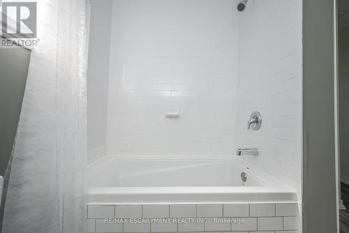 58 Primrose Avenue, Hamilton, ON - Indoor Photo Showing Bathroom