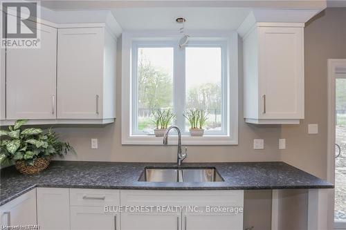 26 Royal Crescent, Southwold (Talbotville), ON - Indoor Photo Showing Kitchen