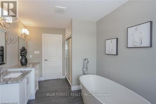 26 Royal Crescent, Southwold (Talbotville), ON - Indoor Photo Showing Bathroom