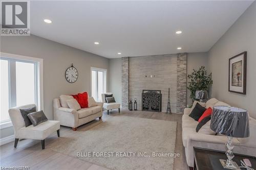 26 Royal Crescent, Southwold (Talbotville), ON - Indoor Photo Showing Living Room With Fireplace