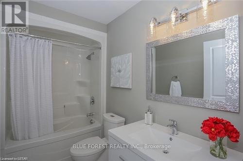 26 Royal Crescent, Southwold (Talbotville), ON - Indoor Photo Showing Bathroom