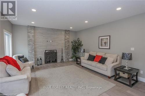 26 Royal Crescent, Southwold (Talbotville), ON - Indoor Photo Showing Living Room