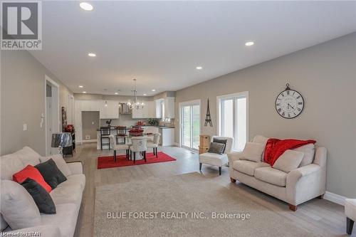 26 Royal Crescent, Southwold (Talbotville), ON - Indoor Photo Showing Living Room